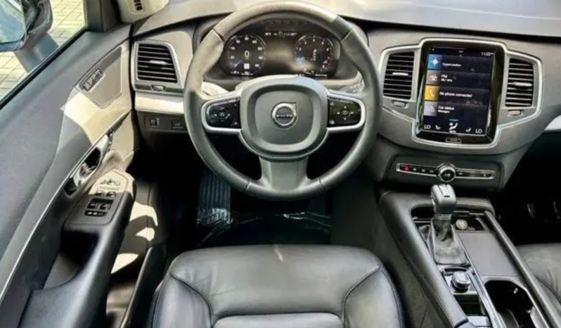 2022 Volvo XC90 T5 Momentum full