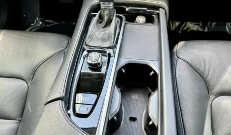 2022 Volvo XC90 T5 Momentum full