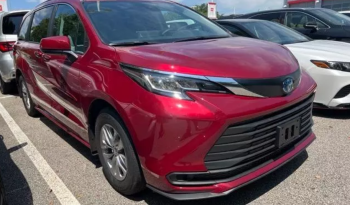 2022 Toyota Sienna LE full