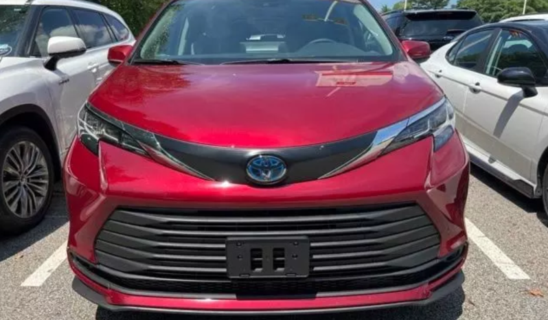 2022 Toyota Sienna LE full