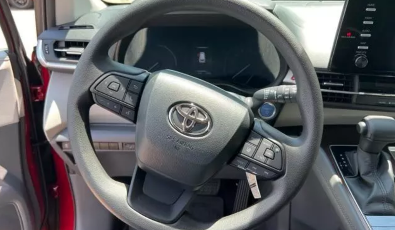 2022 Toyota Sienna LE full