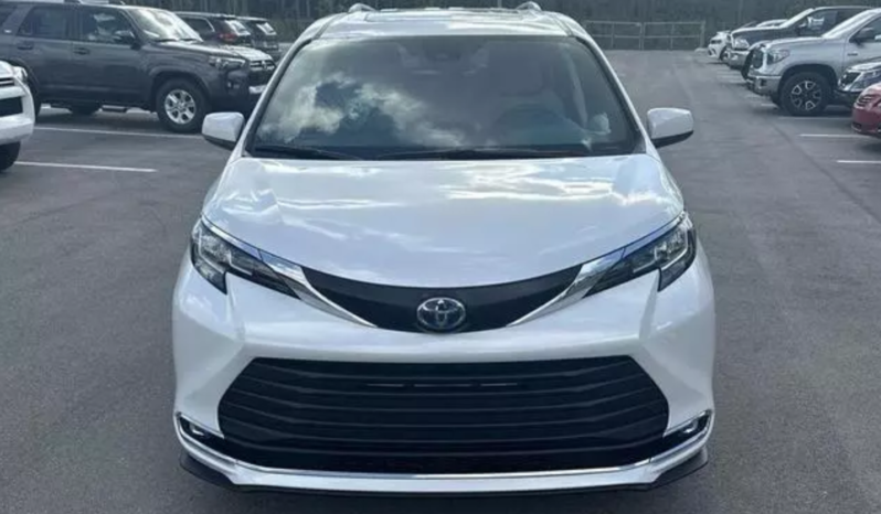 2023 Toyota Sienna XLE full