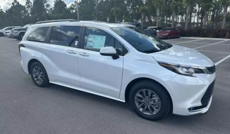 2023 Toyota Sienna XLE full