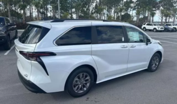 2023 Toyota Sienna XLE full