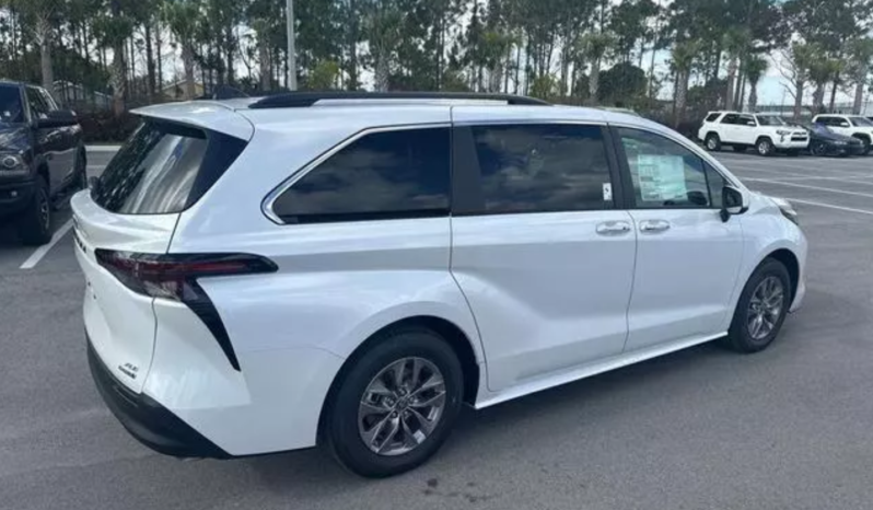 2023 Toyota Sienna XLE full