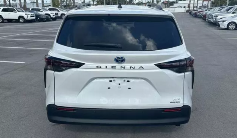 2023 Toyota Sienna XLE full