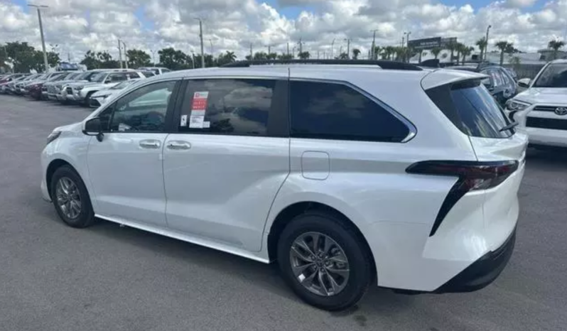 2023 Toyota Sienna XLE full