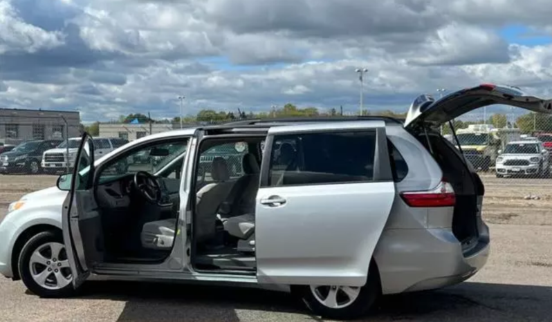 2016 Toyota Sienna LE full